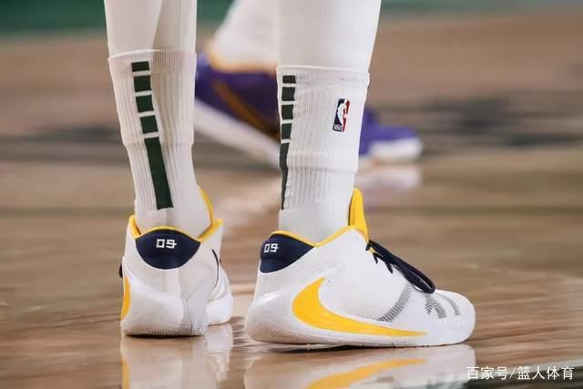 WCBA-韩旭19+8李梦13分 四川女篮13连胜领跑